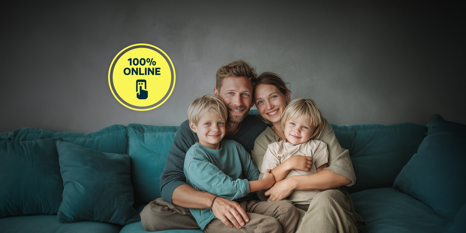 Família sentada num sofá azul, abraçada, com um selo amarelo que diz “100% online”.